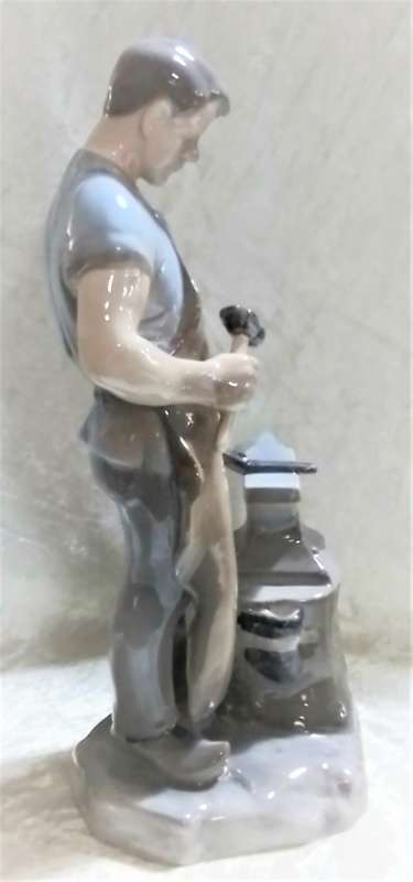 Royal  Copenhagen   -   Bing  &  Grondahl  -  Blacksmith  Figure
