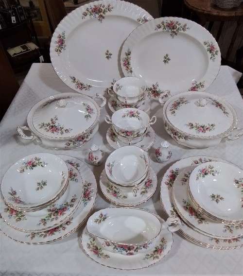Royal   Albert   -   Moss Rose  -  38 pc  Dinner  Service