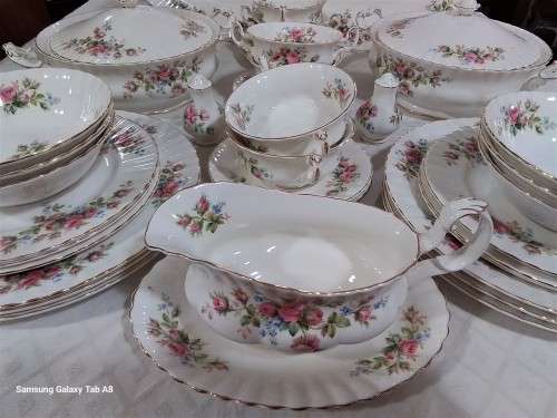 Royal   Albert   -   Moss Rose  -  38 pc  Dinner  Service