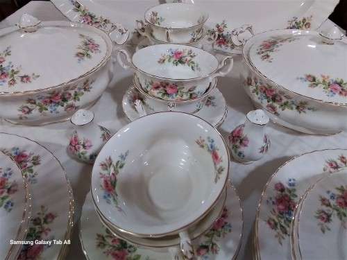 Royal   Albert   -   Moss Rose  -  38 pc  Dinner  Service