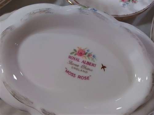 Royal   Albert   -   Moss Rose  -  38 pc  Dinner  Service