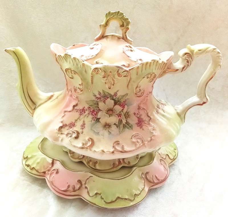 Victorian  Tea  Pot on  Stand