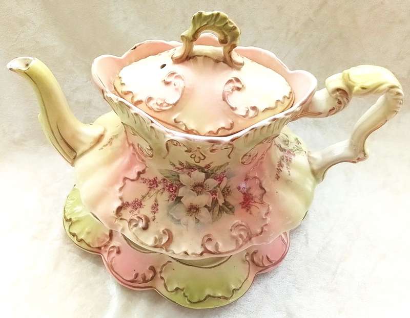 Victorian  Tea  Pot on  Stand