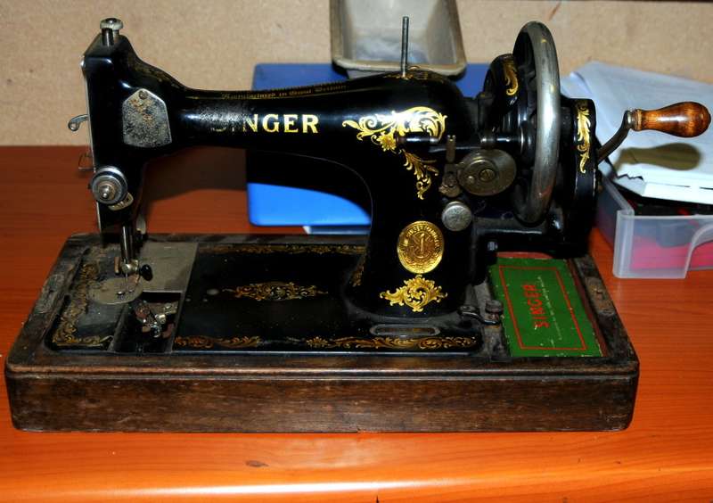 Vintage Singer Sewing machine with accessories