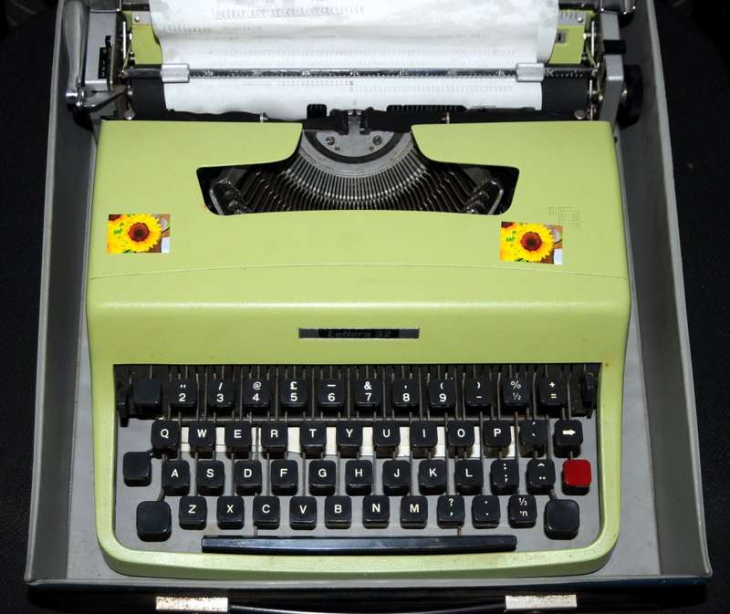 Olivetti Lettera 32 Typewriter in original case with cover