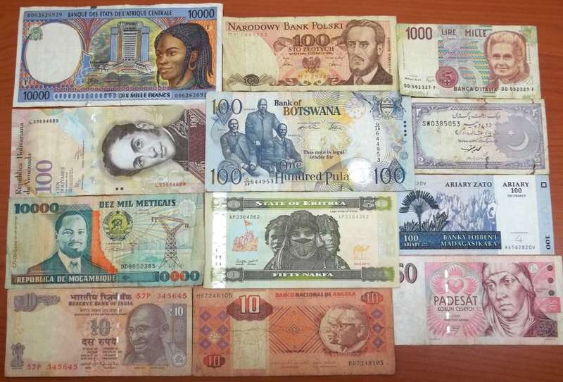 *CRAZY R1 START* Lot of 12 International bank notes - bid per note