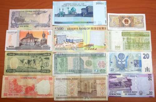 *CRAZY R1 START* Lot of 12 International bank notes - bid per note