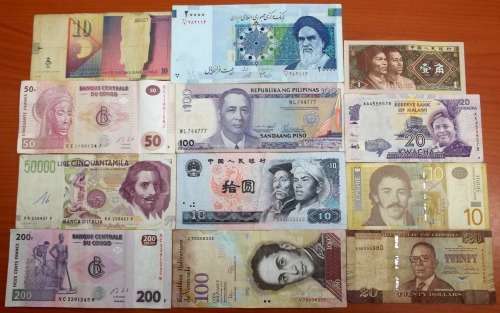 *CRAZY R1 START* Lot of 12 international bank notes - bid per note