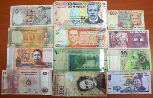*CRAZY R1 START* Lot of 12 international bank notes - bid per note