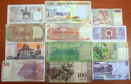 *CRAZY R1 START* Lot of 12 international bank notes - bid per note