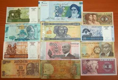 *CRAZY R1 START* Lot of 12 international bank notes - bid per note