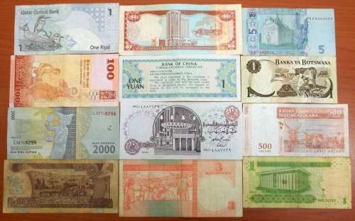 *CRAZY R1 START* Lot of 12 International bank notes - bid per note