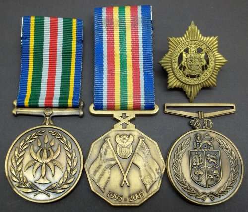 *CRAZY R1 START* Group of 3 SAPS medals with badge