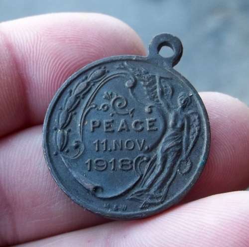 *CRAZY R1 START* WWI PEACE pendant by Cornelia and Viljoensdrift - Laidlaw 1091