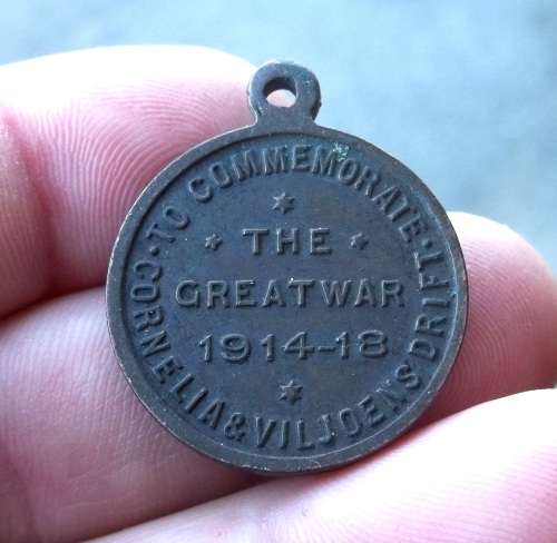 *CRAZY R1 START* WWI PEACE pendant by Cornelia and Viljoensdrift - Laidlaw 1091