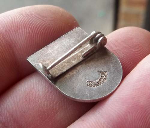 *CRAZY R1 START* 1969-70 SA National Hockey team badge - R52 worth of Silver