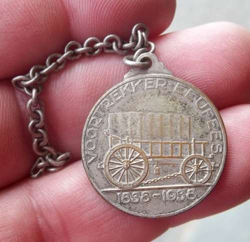 *CRAZY R1 START* 1938 Voortrekkers Eeufees medal brooch