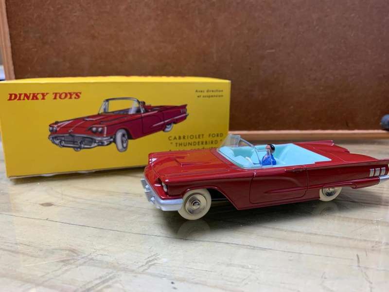 DINKY TOYS Cabriolet Ford `Thunderbird`-China