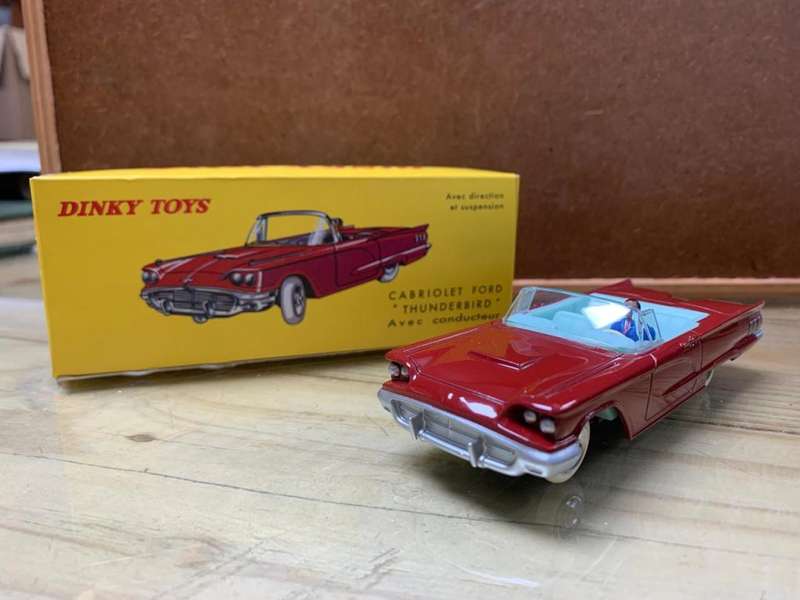 DINKY TOYS Cabriolet Ford `Thunderbird`-China