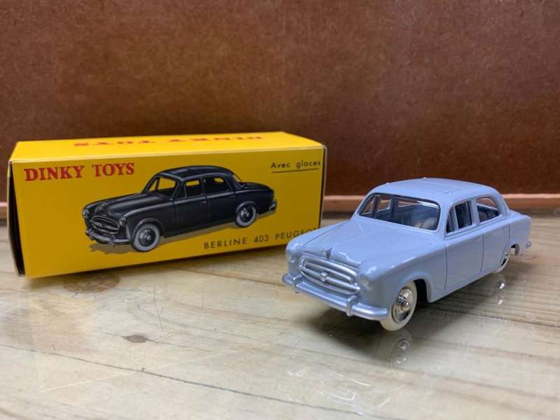 DINKY TOYS Berline 403 Peugeot Avec Glaces-China