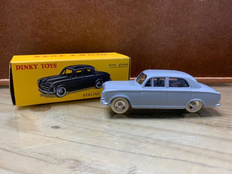 DINKY TOYS Berline 403 Peugeot Avec Glaces-China