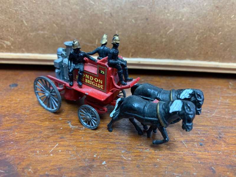 LESNEY NO.4 LONDON FIRE BRIGADE DIECAST HORSE DRAWN CARRIAGE
