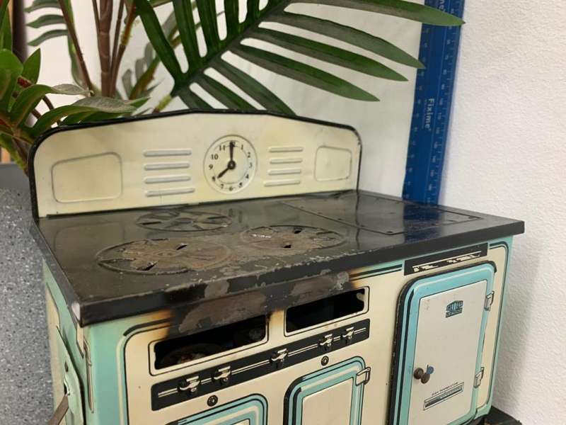 1950 Mettoy Stove Toy With Pots