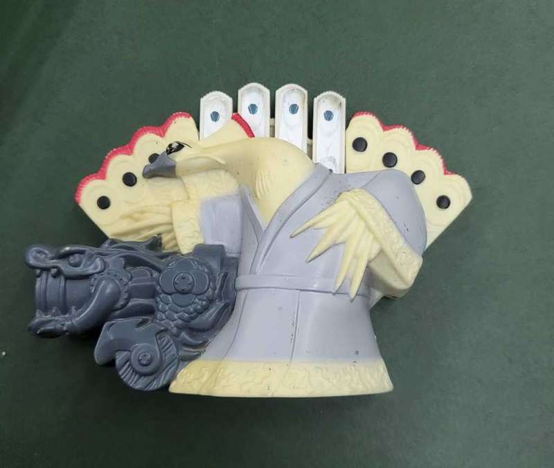 **R1 Auction** 2011 TM & DWA Mc Donalds Toy Figure-Shen