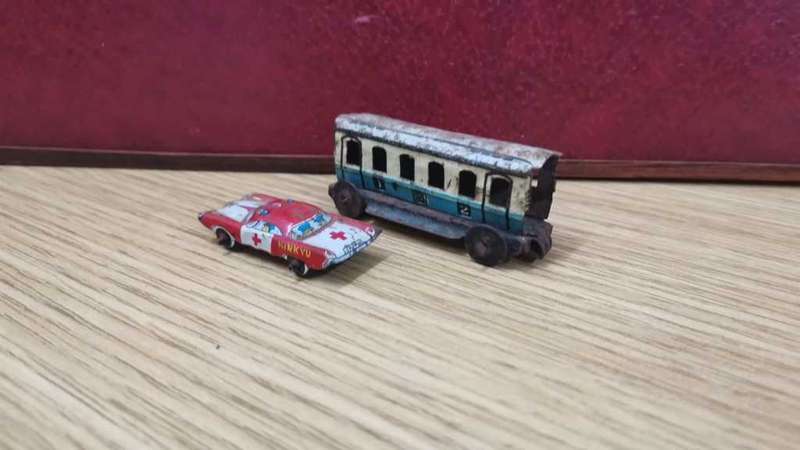 *R1 Auction* Vintage Tin Toy Car Set