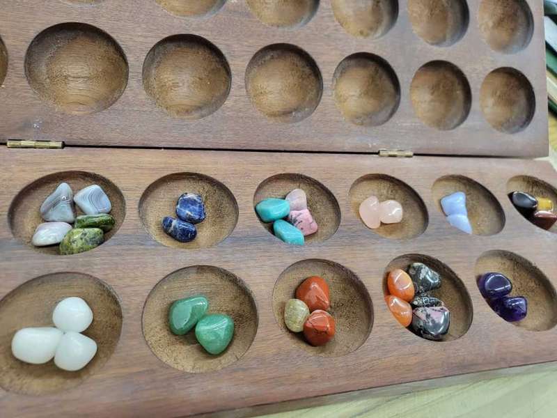 Khoi-Khoin Spiel: Gembox and Gemstones