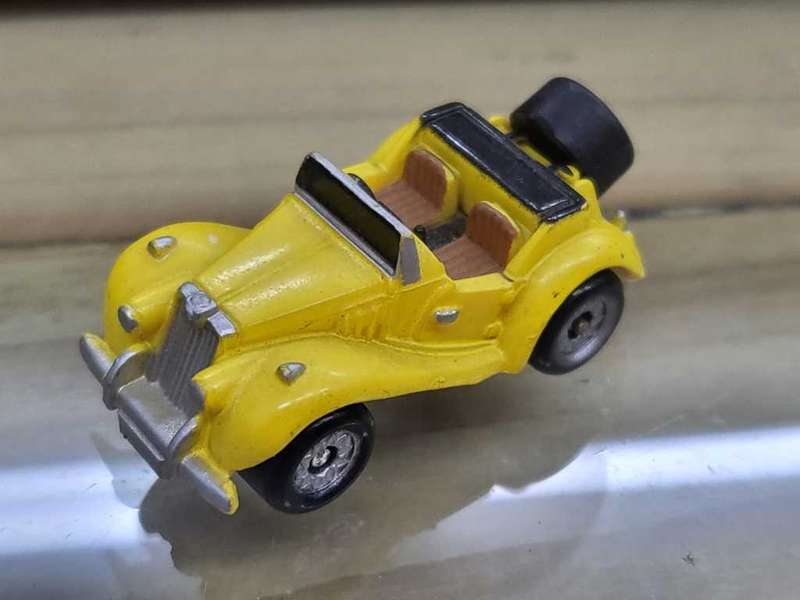 Galoob: Mini 1986 MG TF convertible in yellow