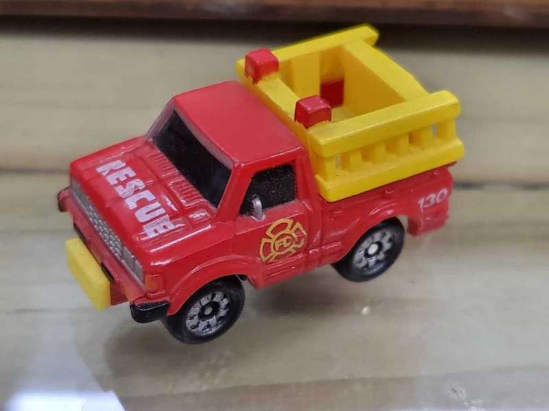 Galoob: Mini Datsun rescue pick up truck in red