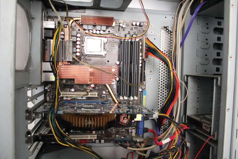 Valuable Untested Or Faulty PC (Core2Quad Q9400, 4GB DDR2, GT 8800 512MB, 600W PSU, CM Stacker Case)