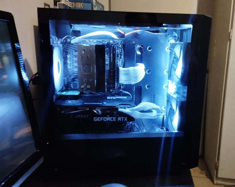 Ryzen 7 3700X, MSI 3070 8GB, 16GB DDR4 3200, 512 NVME SSD, 2TB HDD, +Extras
