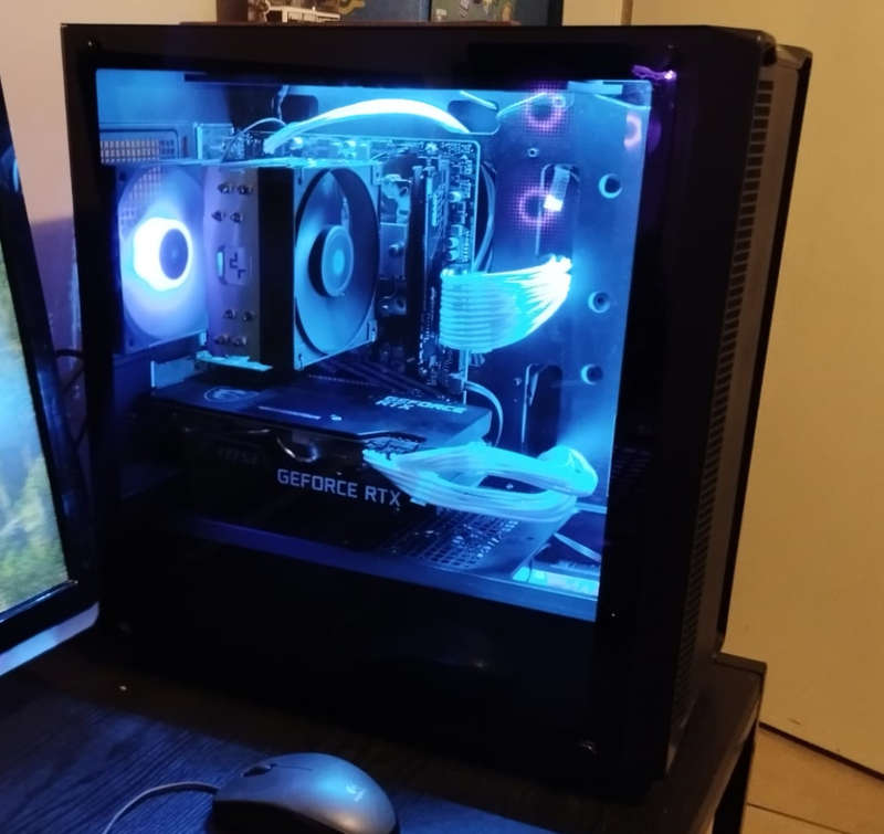 Ryzen 7 3700X, MSI 3070 8GB, 16GB DDR4 3200, 512 NVME SSD, 2TB HDD, +Extras