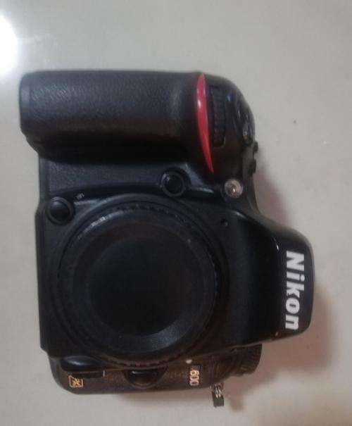 D600