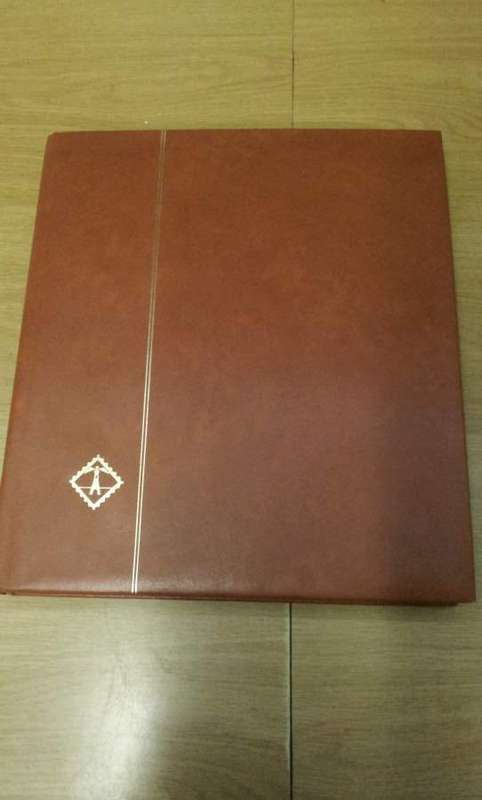 Nice Album with New Zeeland stamps and blocks.