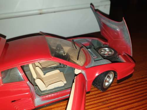 Ferrari Testarossa (1984) 1/18 Die Cast