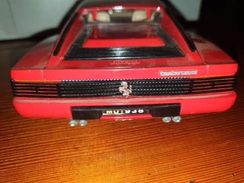 Ferrari Testarossa (1984) 1/18 Die Cast