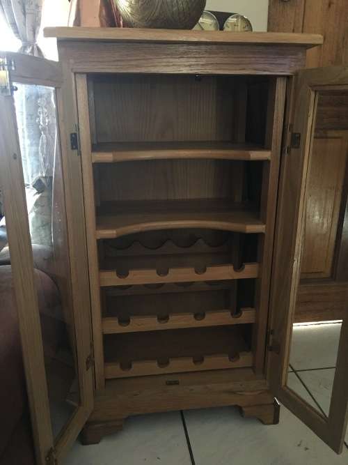 A STUNNING SOLID OAK WINE / DRINKS CABINET