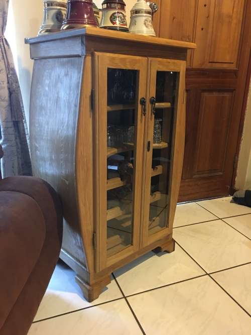 A STUNNING SOLID OAK WINE / DRINKS CABINET