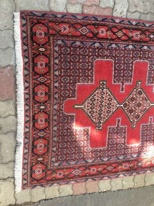 STUNNING HAND MADE BOKHARA PERSIAN CARPET IN EXCELLENT CONDITION