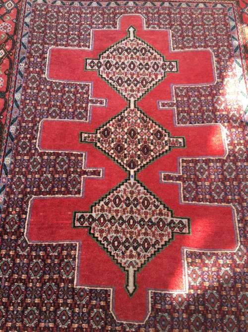 STUNNING HAND MADE BOKHARA PERSIAN CARPET IN EXCELLENT CONDITION