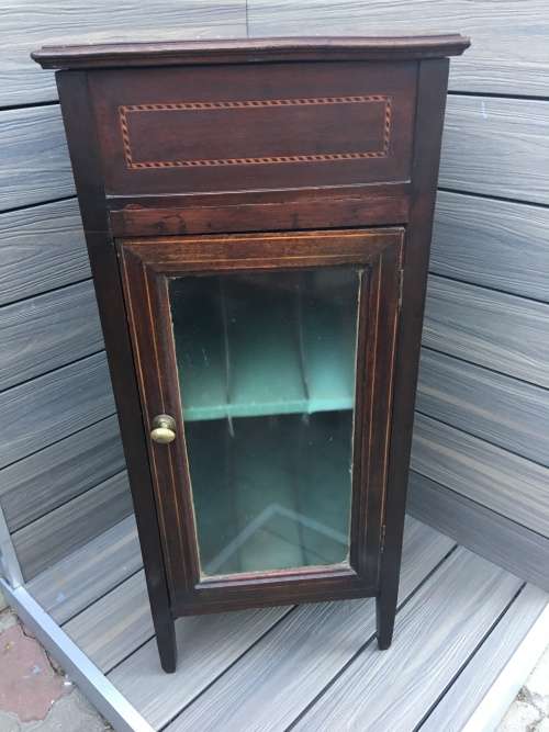 A BEAUTIFUL MAHOGANY RECORD CUPBOARD WITH STUNNING INLAID DETAILS