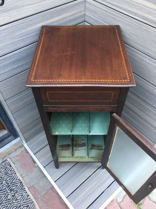 A BEAUTIFUL MAHOGANY RECORD CUPBOARD WITH STUNNING INLAID DETAILS