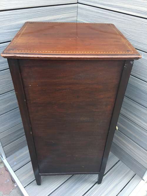 A BEAUTIFUL MAHOGANY RECORD CUPBOARD WITH STUNNING INLAID DETAILS