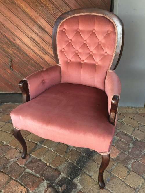 Incredible vintage button back Queen Anne armchair in lovely condition