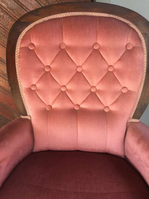 Incredible vintage button back Queen Anne armchair in lovely condition