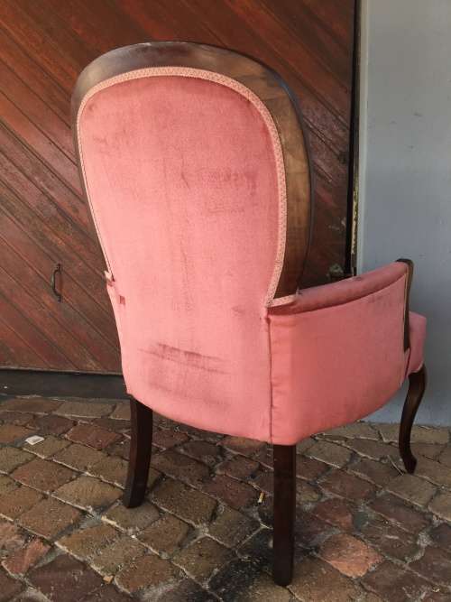 Incredible vintage button back Queen Anne armchair in lovely condition