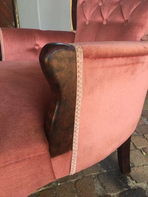 Incredible vintage button back Queen Anne armchair in lovely condition